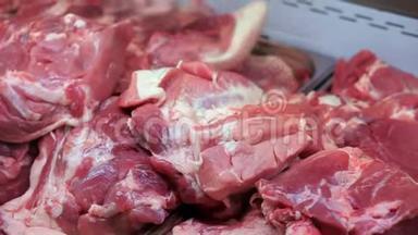 店内冰箱.. 一堆生猪肉.. 手肉手把肉翻过来